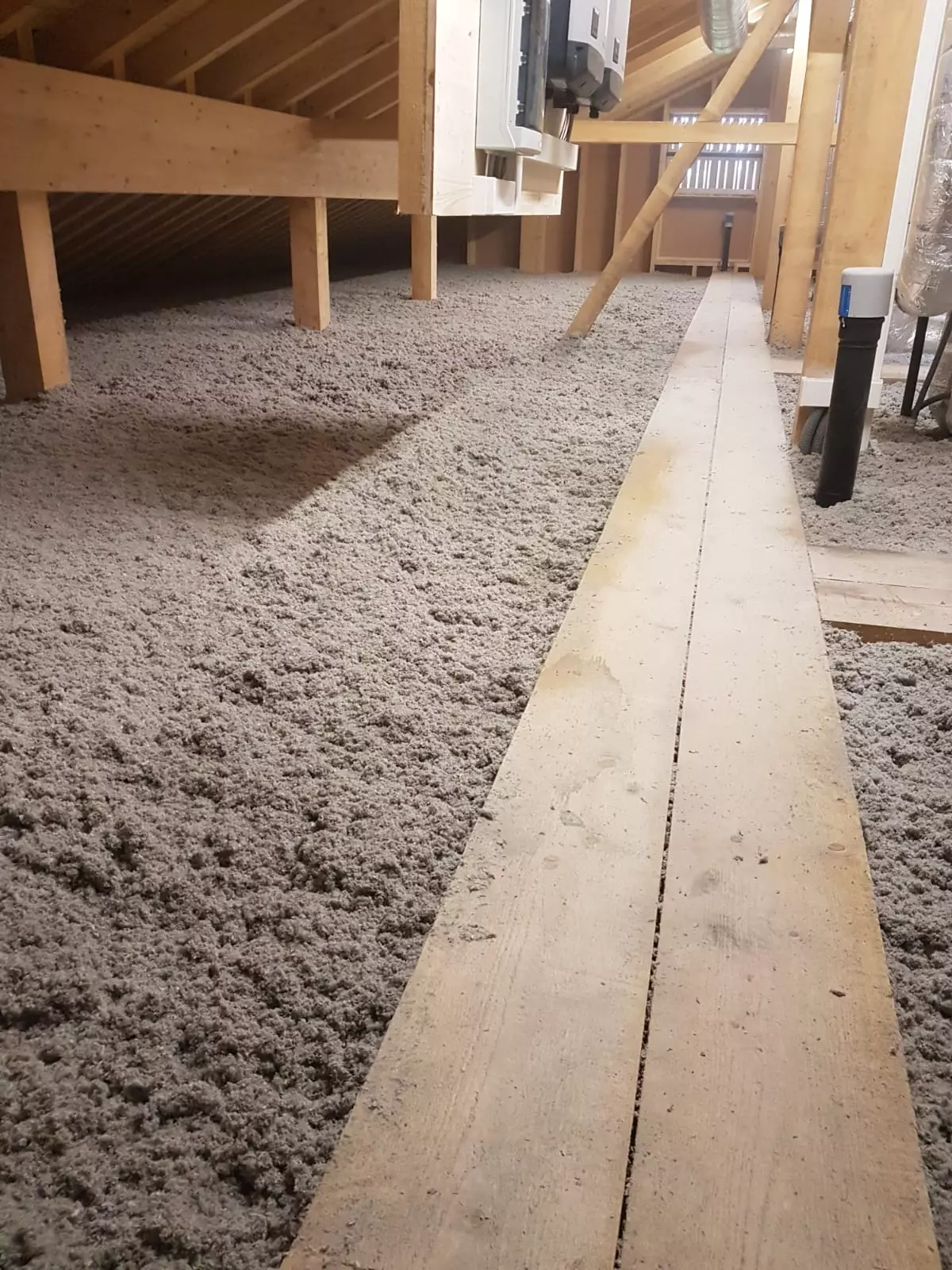 Rettis Zellulosedämmung, Zellulosedämmung, Wärmedämmung, Schalldämmung für Wohngebäude und Gewerbegebäude, Verbesserung Raumklima, senkt Energiekosten, Isocell Systemgarantie,  für private Bauherren, Sanierer, Passiv und Niedrigenergiehaus, Architekten und Planer, Fachbetrieb Lauterach, Vorarlberg, Simon Rettenbacher.